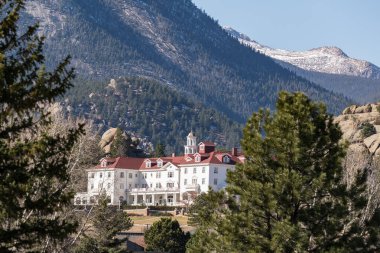 Estes Park, CO - 31 Ekim 2020: Estes Park Rocky Dağları 'ndaki tarihi Stanley Oteli