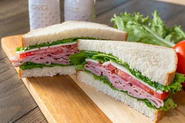 Sandwich Jamón Tomate Queso Fresco Tabla Cortar — Foto de Stock