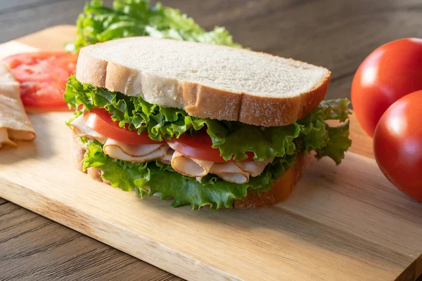 Sandwich Pavo Fresco Lechuga Tomate Tabla Cortar — Foto de Stock