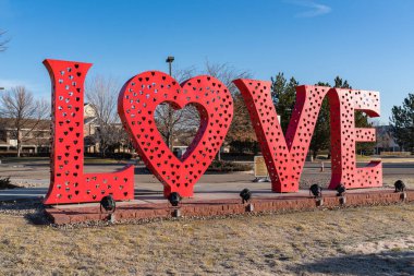 Lothe, CO - 26 Kasım 2020 Loş Aşk Kilidi Heykeli Loş Ziyaretçiler Merkezi 'nin önünde