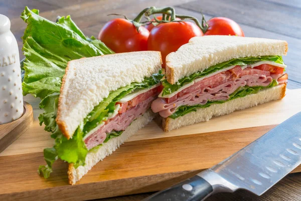Sandwich Jamón Tomate Queso Fresco Tabla Cortar — Foto de Stock