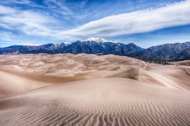 Colorado 'daki Great Sand Dunes Ulusal Parkı' ndaki kum tepeleri ve dağlar