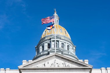 Colorado Kongre Binası 'nın kubbesi. Eyalet ve Amerikan bayrağıyla birlikte.