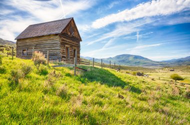 Colorado dağlarında terk edilmiş eski bir çiftlik evi.