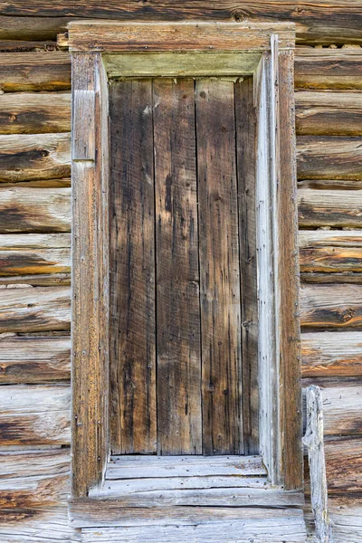 Zewnętrzne Drzwi Kabiny Starego Drewna Wietrznego — Zdjęcie stockowe