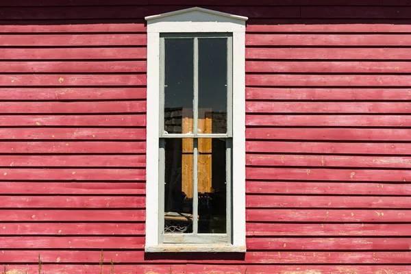 Exterior Janela Pintada Branca Velha Casa Vermelha Brilhante Clapboard — Fotografia de Stock