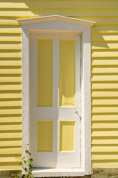 Старая Бело Жёлтая Дверь Снаружи Клапборда — стоковое фото