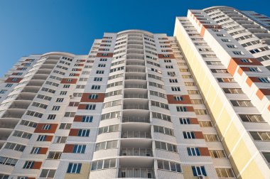 Mavi gökyüzü arka plan üzerinde yüksek katlı ev