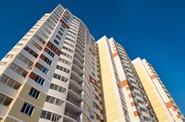 Mavi gökyüzü arka plan üzerinde yüksek katlı ev