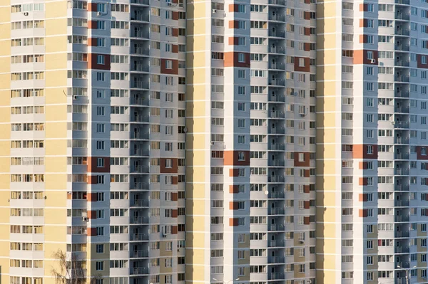 Höga hus på blå himmel bakgrund — Stockfoto