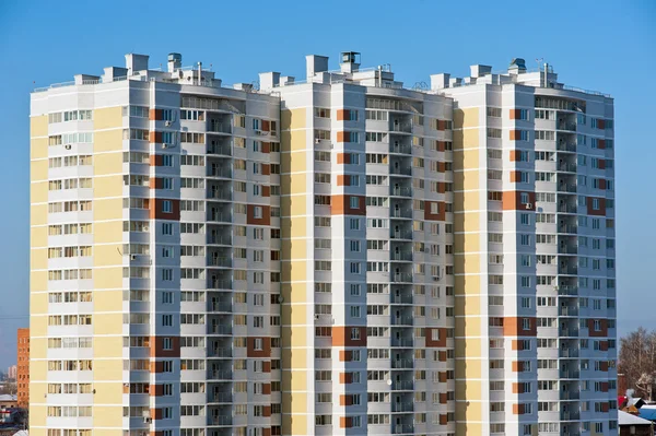Mavi gökyüzü arka plan üzerinde yüksek katlı ev