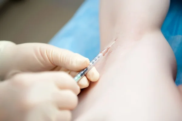 The doctor puts the patient vaccinated — Stock Photo, Image