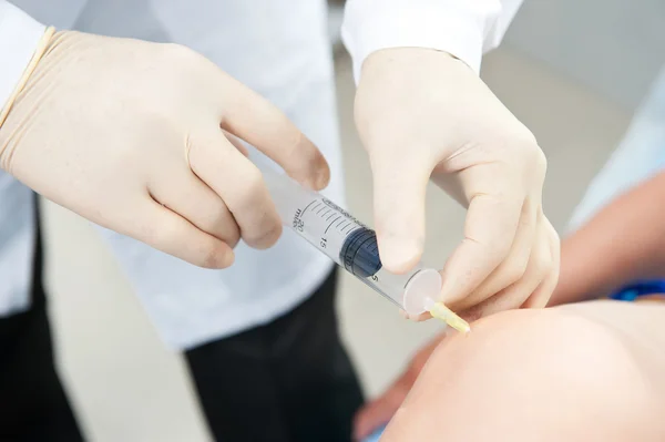 The doctor puts the patient vaccinated — Stock Photo, Image