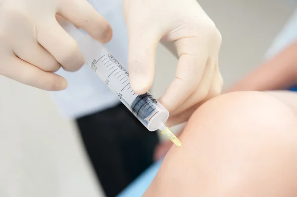 Läkaren försätter patienten vaccinerad — Stockfoto