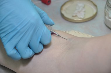 Doktor hastayı aşıladı.