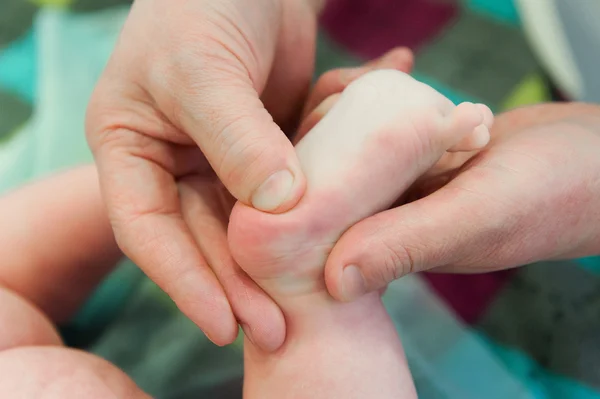 Dziecko masaż stóp. Masaż medyczny dla dzieci — Zdjęcie stockowe