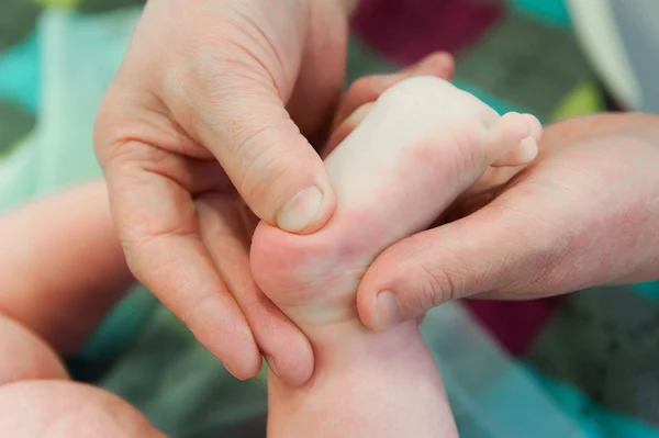 Voetmassage kind. Medische massage voor kinderen — Stockfoto