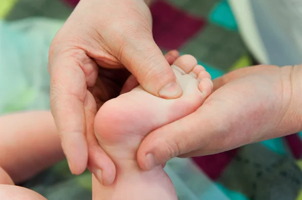 Voetmassage kind. Medische massage voor kinderen — Stockfoto