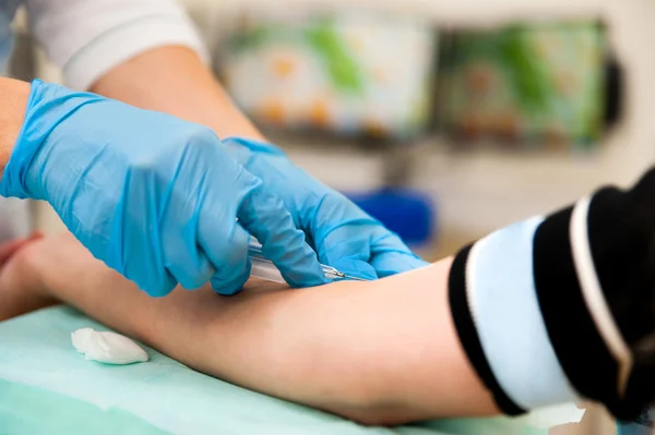 The doctor puts the patient vaccinated — Stock Photo, Image