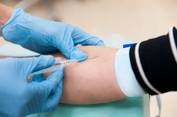 De arts zet de patiënt gevaccineerd — Stockfoto