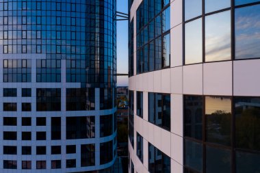 Yeni bir modern binanın ön cephesinin ayna panelleri