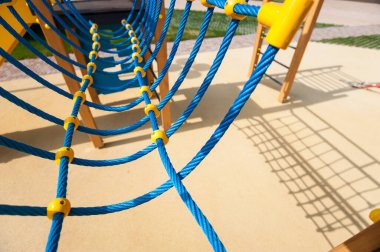 Oyun alanında örülmüş mavi ipler ve düğümler.