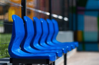 Oyun parkındaki modern plastik koltuklar