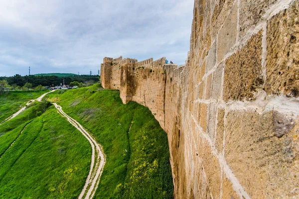 Dağlarda güçlü bir savunma kalesinin eski taş duvarı.