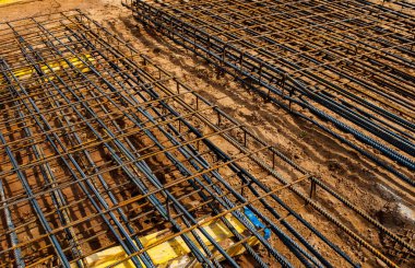 Yeni bir monolitik ev için güçlendirilmiş metal çerçeve