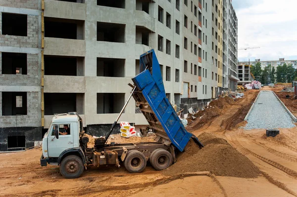 Caminhão Basculante Descarrega Solo Areia Canteiro Obras Imagem De Stock