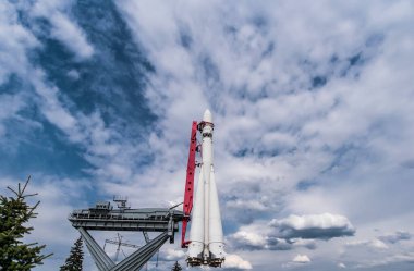 Sovyet Voskhod roketi bir müze sergisi gibi bir kaide üzerinde duruyor.