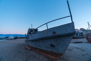 Soğukta mavi eski bir geminin pencereleri