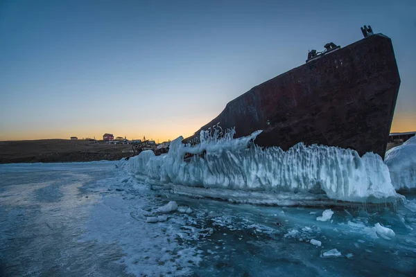 冬天的时候 一艘生锈的冻死的老船坐在湖中的冰上 — 图库照片