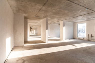 parlak ticari özellik alçılı pencerelerle bitirmeden