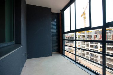 Camlı balkon ve dekoratif alçı yeni evde.