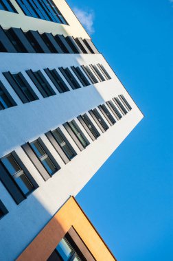 Mavi gökyüzüne karşı yeni bir binanın dekoratif sıvası.