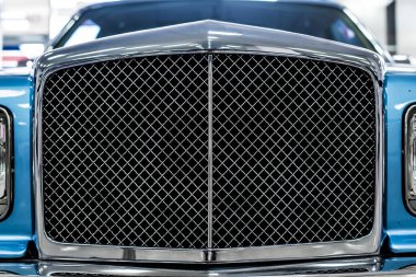 Ön krom tampon ve retro araba farları