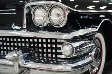 Ön krom tampon ve retro araba farları