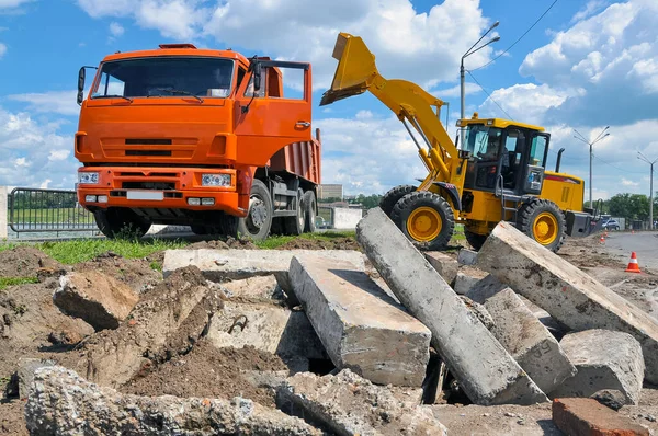 Трактор Завантажує Ґрунт Сміттєвоз Будівництво Нової Дороги — стокове фото