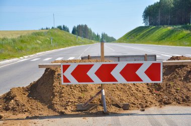 Yol işareti girişi yasaklandı, sapma yönü