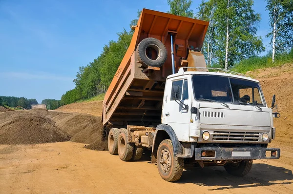 Camion Scarico Scarica Sabbia Costruzione Una Nuova Strada — Foto Stock