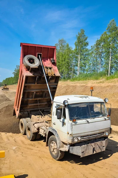 Вантажівка Розвантажує Пісок Будівництво Нової Дороги — стокове фото