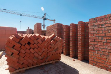 Yazın mavi gökyüzünün arka planında tuğla işi