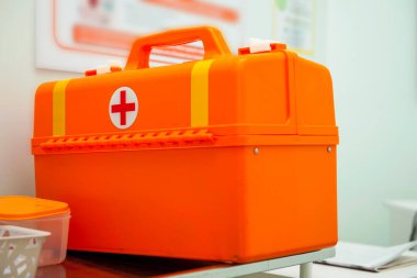 turuncu çantalı ilk tıbbi yardım çantası