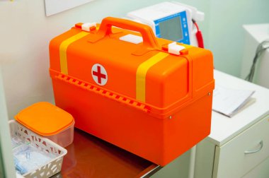 İlk yardım çantasının turuncu çantası masada.