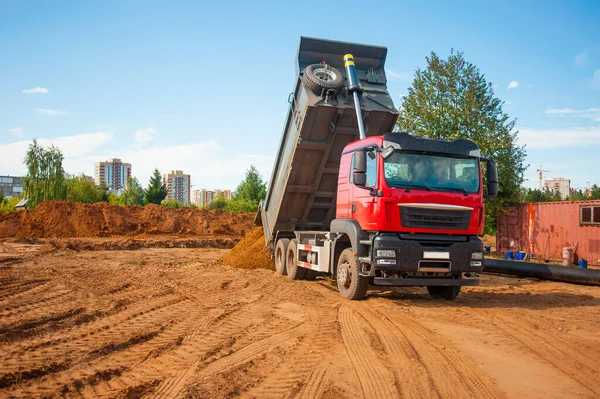 Camion Scarico Scarica Sabbia Costruzione Una Nuova Strada — Foto Stock