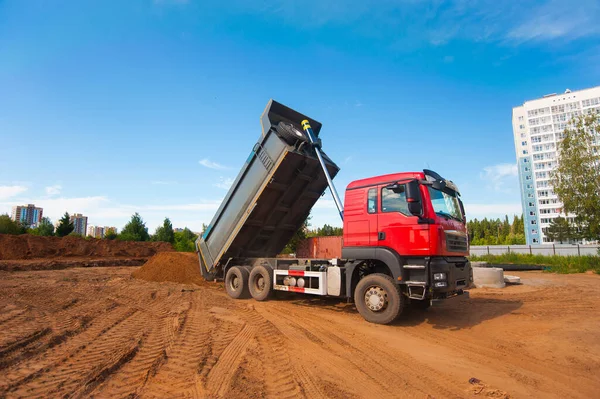 Camião Descarrega Areia Construção Uma Nova Estrada Imagem De Stock