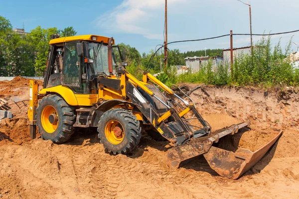 Trattore Giallo Livella Terreno Nel Cantiere — Foto Stock