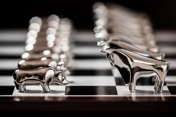 Bull and Bear on the chessboard — Stock Photo, Image