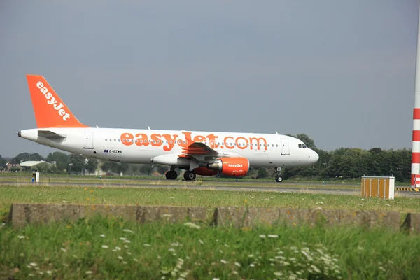 Amsterdam, The Netherlands - August 10 2015: G-EZWA easyJet Airb — Stock Photo, Image